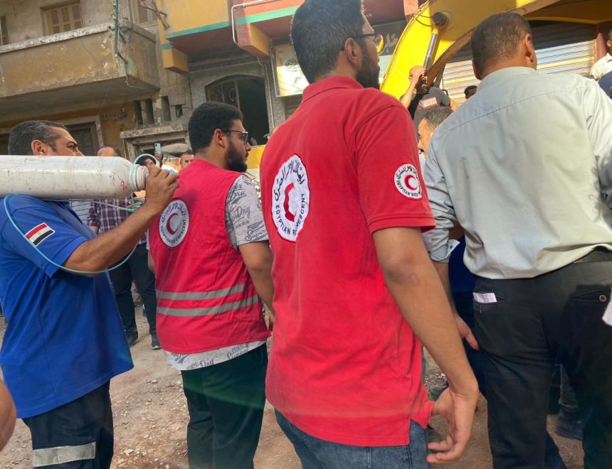 عقار ميت غمر المنهار.. «الهلال الأحمر» يشارك في البحث عن ناجين تحت الأنقاض | صور