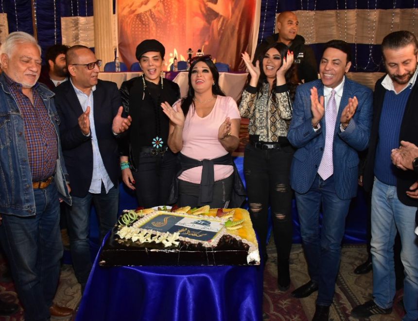 صناع مسلسل مملكة الغجر" يحتفلون بعيد ميلاد فيفي عبده.
