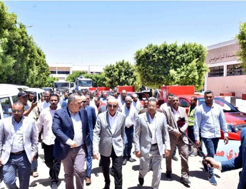 محافظ الأقصر يتفقد أسطول السيارات الجديدة