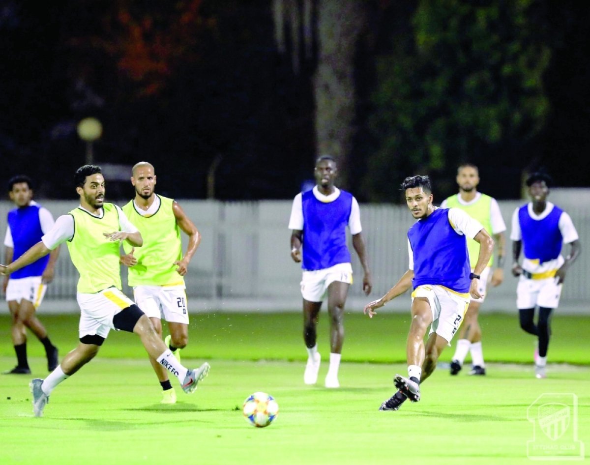 العميد يلجأ للسرية.. ويغادر على طائرة خاصة