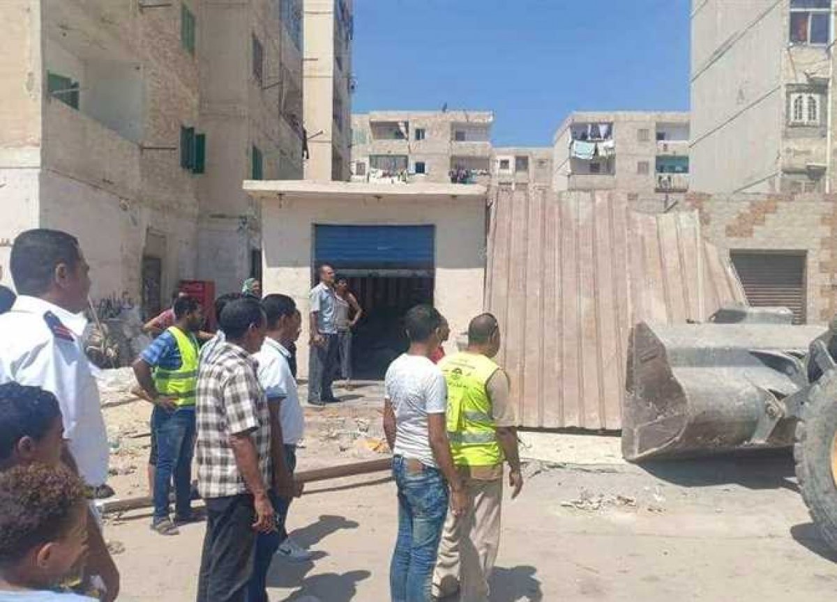 حملة مكبرة لإزالة المحال المخالفة بمساكن مبارك والعرائس بالإسكندرية