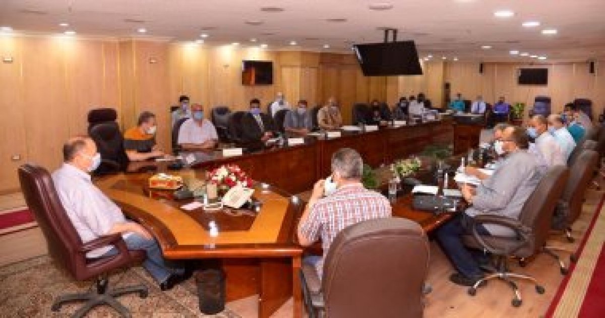 محافظ أسيوط يناقش سبل تفعيل الأنشطة والمبادرات التنموية بالقرى والنجوع