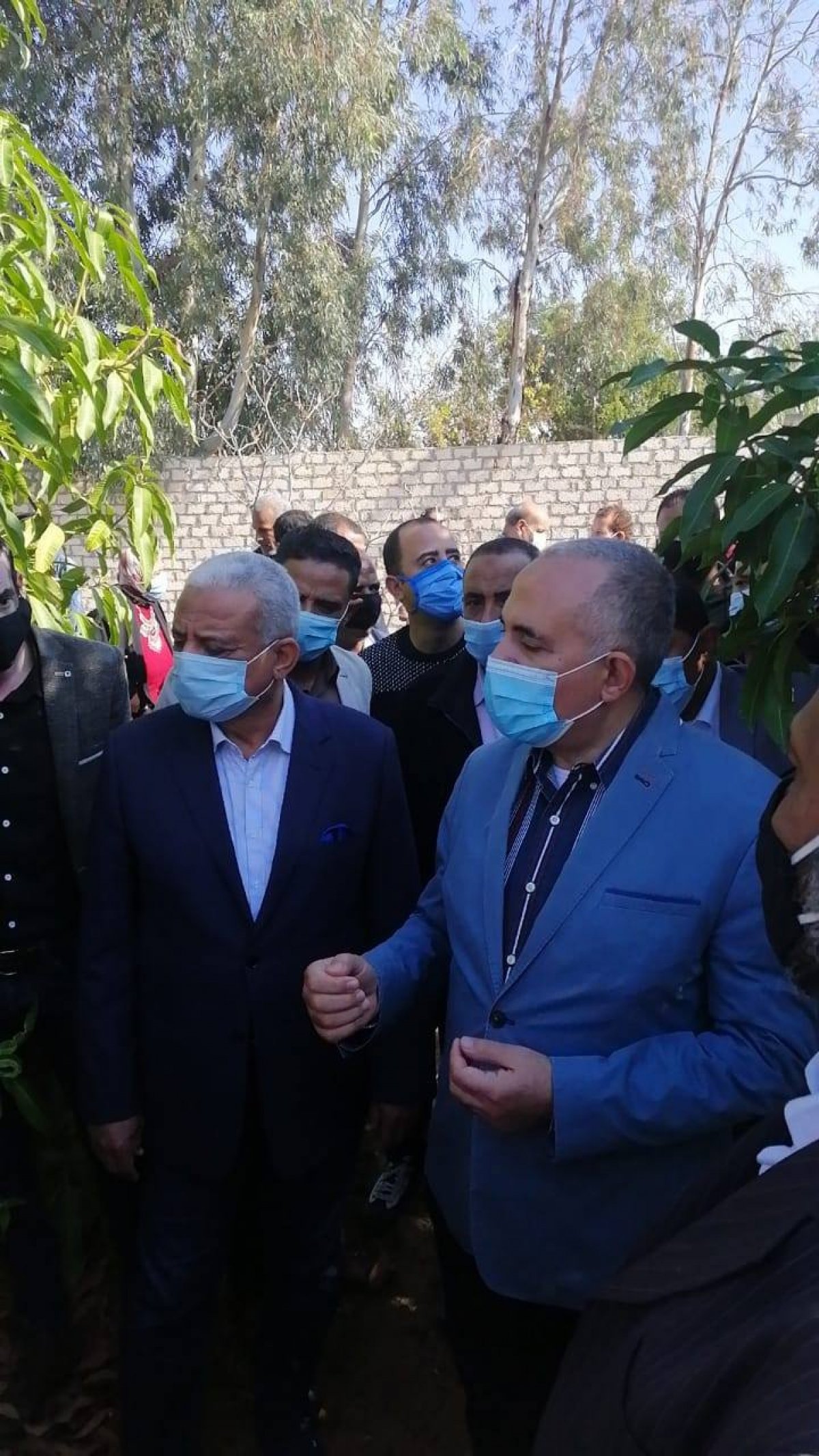  برفقة محافظ السويس وزير الري يتفقد التجربه الخاصة بزراعة الاراضى الملحية باستخدام مياه الصرف الزراعى عالية الملوحه لزراعة المحاصيل التي تتحمل درجات الملوحة المرتفعة