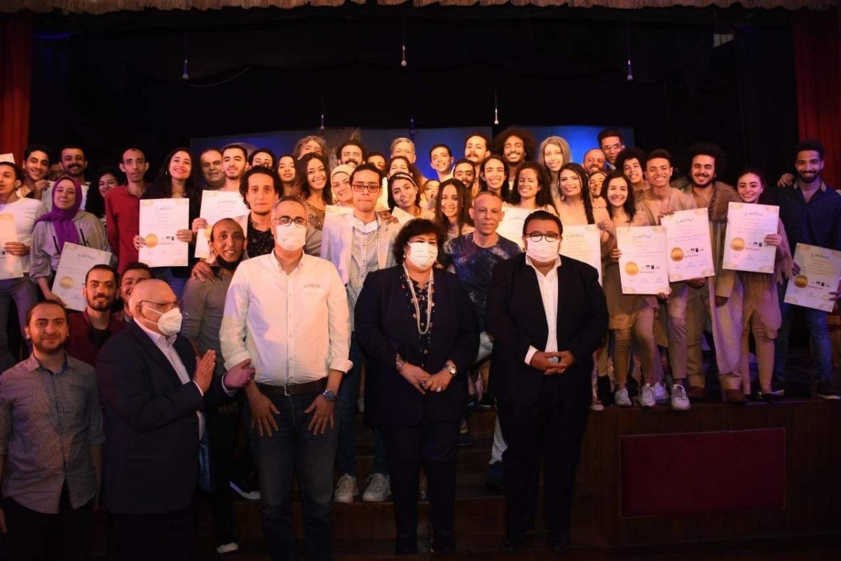 المخرج محمد مرسي: مسرحية "قاع" تناقش الوجود الإنساني ورحلة الحياة على الأرض