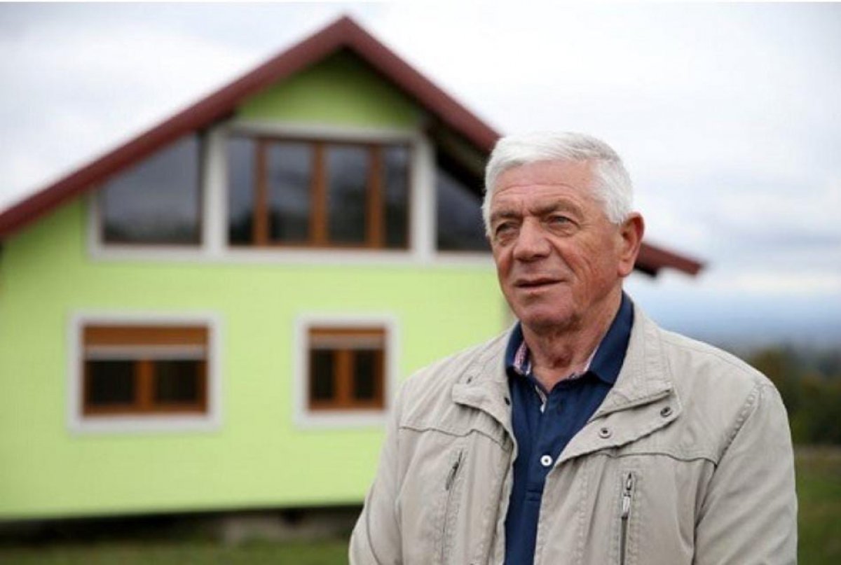 بالرغم من بلوغه الـ 72 عاماً .. شاهد ماذا فعل مع زوجته