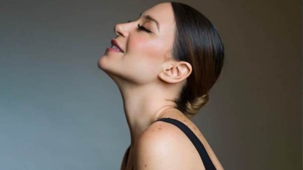 منة شلبي في"اتجاه إجباري"