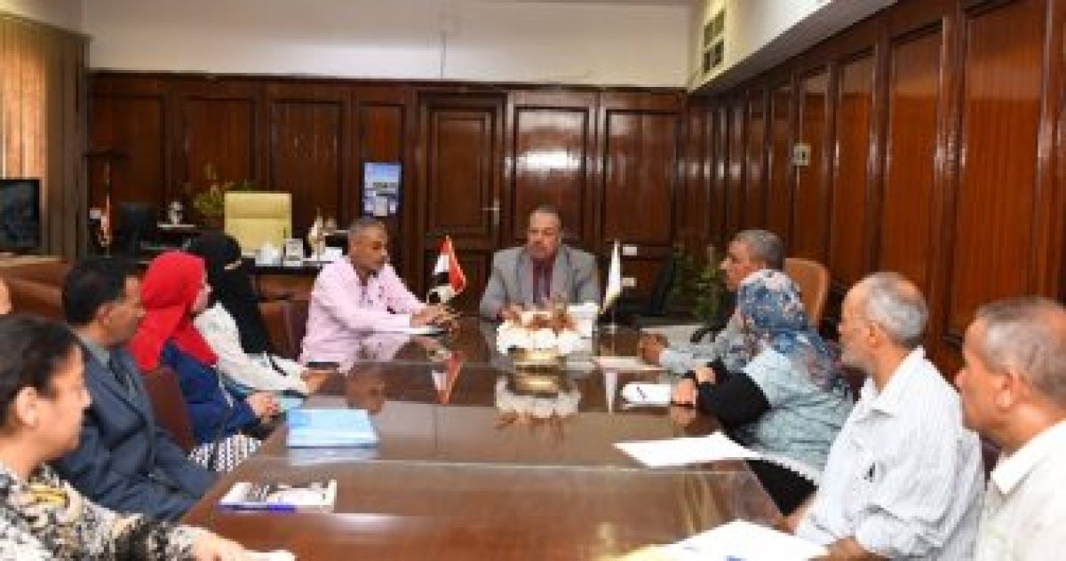 سكرتير عام قنا يناقش خطة تنمية وتطوير الموارد المحلية بالمحافظة