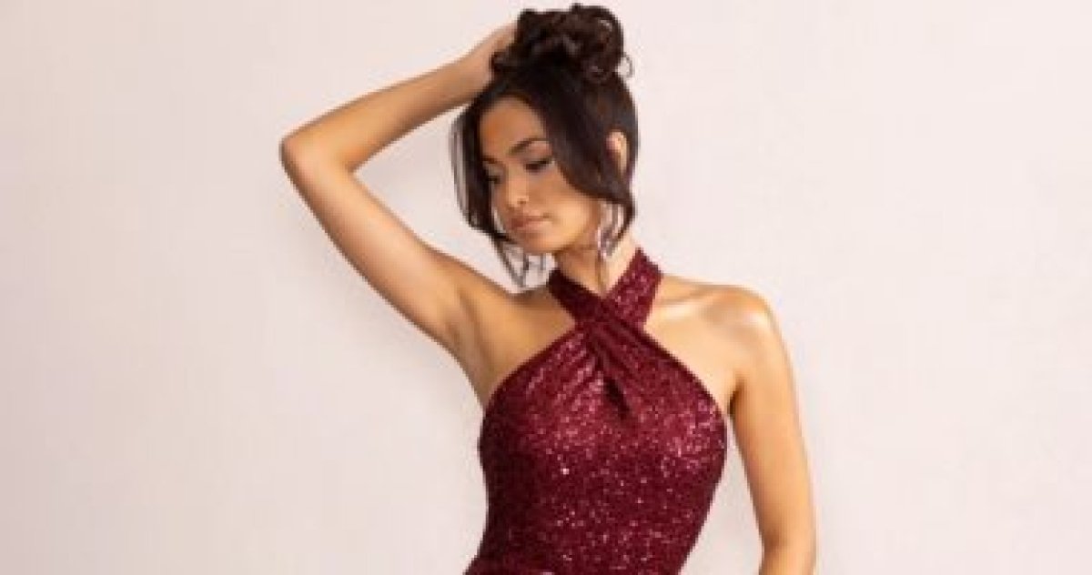 أبرز تصميمات فساتين "برايد ميد" الحمراء لعام 2023.. اختارى اللى يناسبك