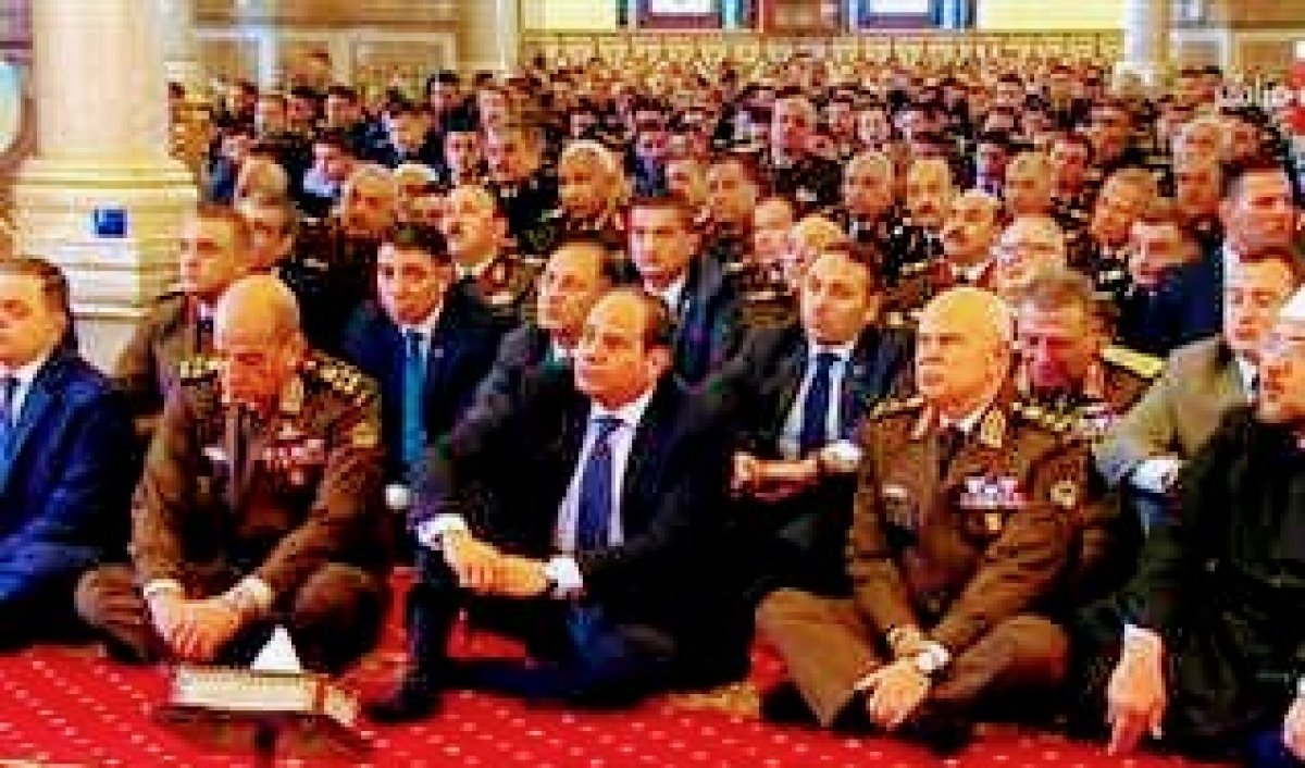أدى الرئيس عبدالفتاح السيسى، رئيس الجمهورية، صلاة الجمعة من مسجد المشير طنطاوي