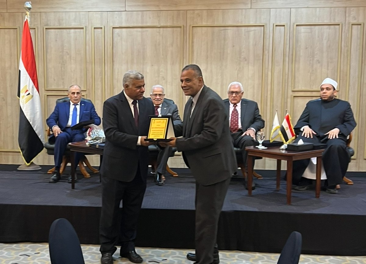  تكريم الاستاذ الدكتور طارق عبد الرحمن أحمد رئيس قسم هندسة الغزل والنسيج بكلية الفنون التطبيقية جامعة حلوان 