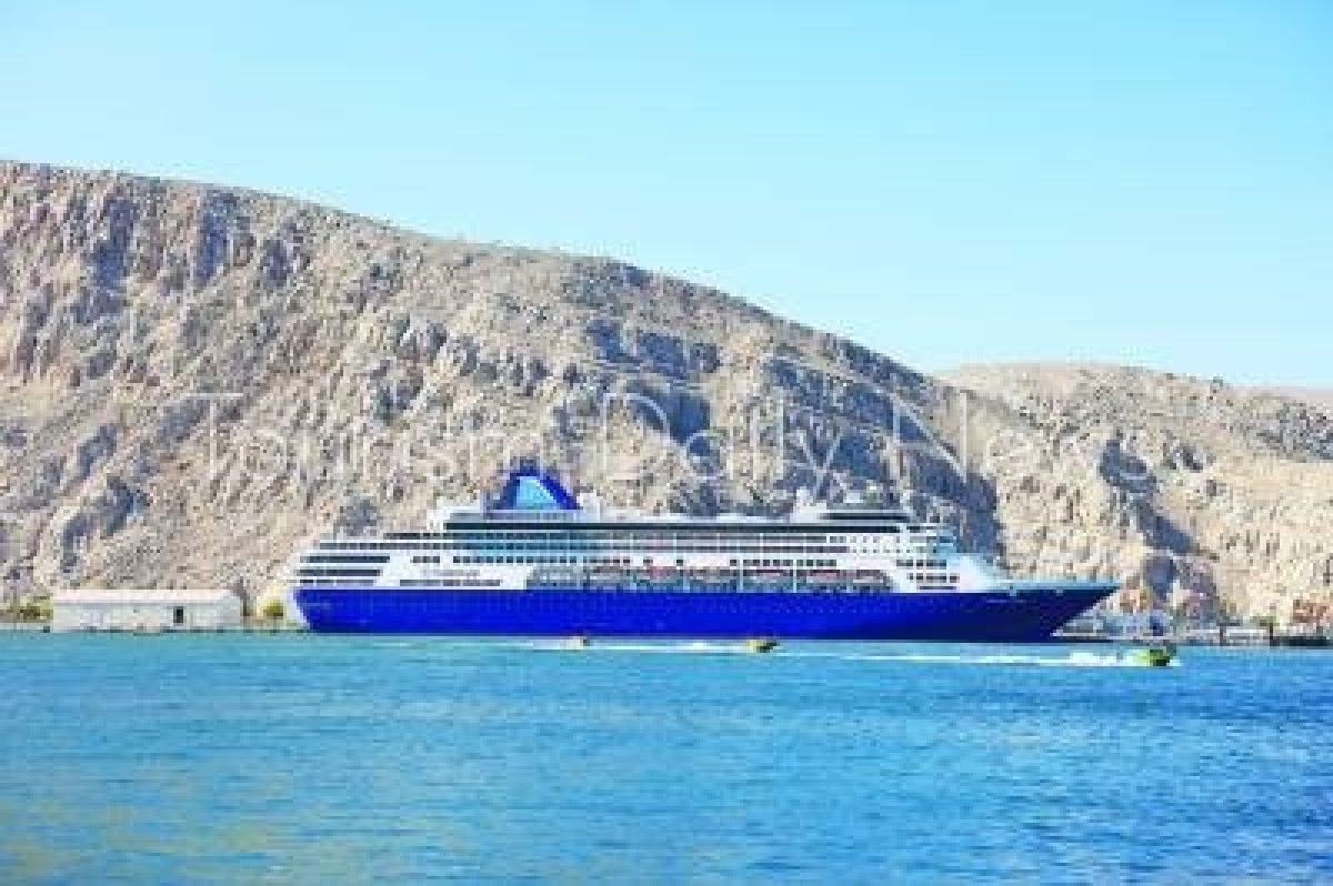 سلطنة عمان تستقبل السفينة السياحية اليونانية “سيليستيال” تقل 528 سائحاً
