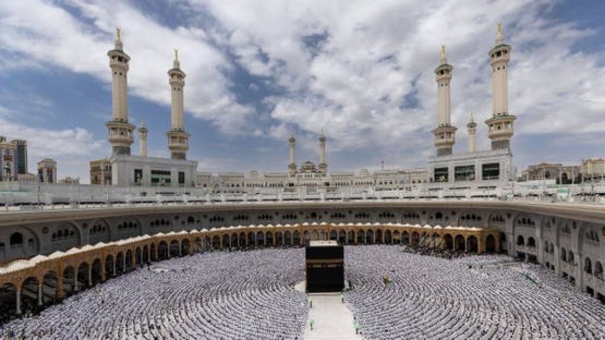 أدى المصلون في المسجد الحرام أول صلاة جمعة في رمضان