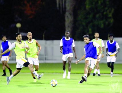 العميد يلجأ للسرية.. ويغادر على طائرة خاصة