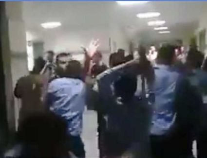 أمن مستشفى سوهاج الجامعي يعتدي على أهالي مريض.. والجامعة: ضربوا الأمن الأول (صور)