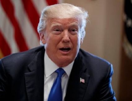 ترامب يشارك في تقليد إضاءة شجرة عيد الميلاد بحديقة البيت الأبيض