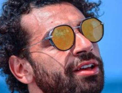 محمد صلاح "شايف الدنيا أورنج" 