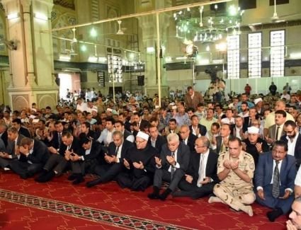 محافظ الشرقية وضيوفه من وزراء الأوقاف و التموين والشباب والقوى العاملة ومفتي الجمهورية يؤدون صلاة الجمعة بمسجد الفتح بمدينة الزقازيق