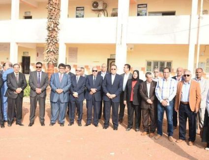 محافظ الشرقية بين أبنائه الطلاب في طابور الصباح ويؤدي تحية العلم في أول أيام العام الدراسي الجديد