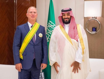 ولي العهد يقلد الرئيس التنفيذي لصندوق الاستثمار الروسي المباشر وشاح الملك عبدالعزيز من الطبقة الثانية