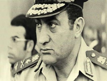 مبارك يكشف: لماذا أخفى موعد "الضربة الجوية" عن مساعديه؟ (فيديو)