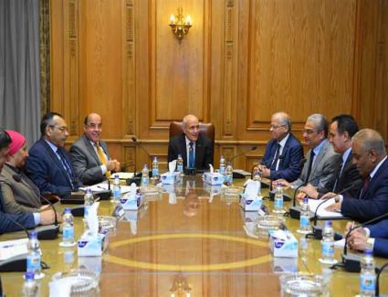 "العصار" يبحث إقامة محطات معالجة مياه صرف صحي وتحلية مياه البحر