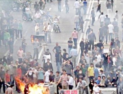 فيديو.. توقعات بانهيار العملة الإيرانية بسبب الاحتجاجات العارمة بطهران