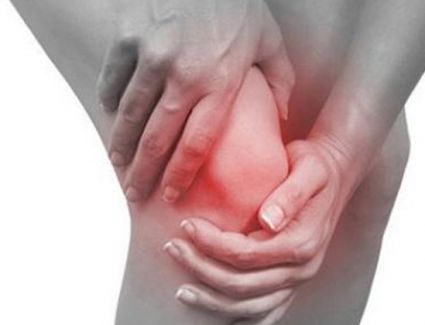 كثير من الناس يعانون بشكل دائم أو مؤقت بسبب آلام الركبة معنا تعرف الحل