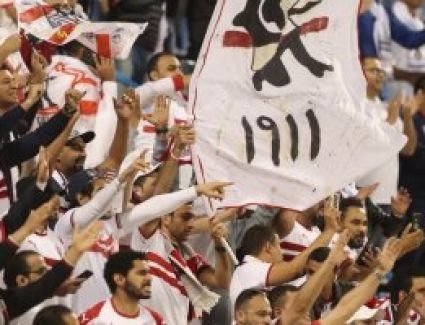 سجدة شكر لمشجع زملكاوى فى شوارع أبو ظبى