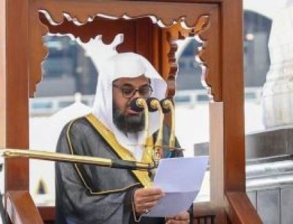 قال إمام وخطيب المسجد الحرام الشيخ الدكتور سعود بن إبراهيم الشريم، في خطبة الجمعة التي ألقاها بالمسجد الحرام: "لقد وفد إليكم شهر رمضان المبارك كعادته في إبانه لم يتخلف"، وفق عكاظ.  وأضاف الشريم: لقد أتاكم الضيف على صورته، غير أن حال مستقبلي