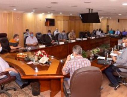 محافظ أسيوط يناقش سبل تفعيل الأنشطة والمبادرات التنموية بالقرى والنجوع