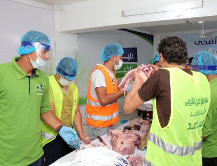 توزيع لحوم الأضاحي على 56 ألف مستفيد من الأسر الأكثر احتياجا خلال العيد بالفيوم | صور