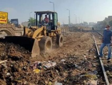 رئيس حى ثان المحلة الكبرى يقود حملة نظافة بطول حرم السكة الحديد.(صور)