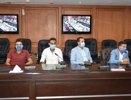 وزير الشباب والرياضة يلتقي بمجموعة شباب من محافظة الشرقية