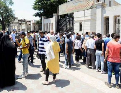 الكنترولات تستقبل طلاب الثانوية المتظلمين للاطلاع على كراسات الإجابة