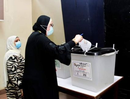 وزيرة التجارة والصناعة تدلى بصوتها بانتخابات مجلس الشيوخ بكلية الفنون الجميلة