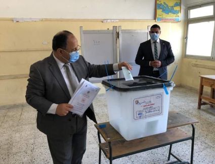 وزير المالية.. عقب الإدلاء بصوته فى انتخابات مجلس الشيوخ