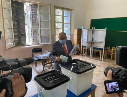 وزير التنمية المحلية يدلي بصوته في انتخابات مجلس الشيوخ بمدرسة الحرية بمصر الجديدة