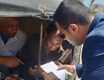 رئيس لجنة يخرج لمساعدة مريض بلجنة الشهيد بدمياط