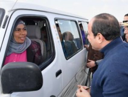 تسلمت سيدة الميكروباص التى التقاها الرئيس عبد الفتاح السيسى اليوم الخميس