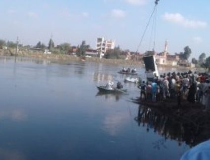 استخراج إحدى السيارات الغارقة فى حادث معدية البحيرة