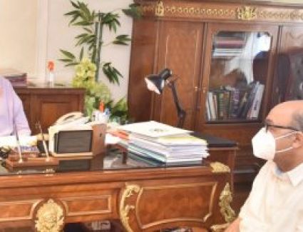 محافظ أسيوط يستعرض مع وكيل وزارة الصحة جاهزية المستشفيات المركزية