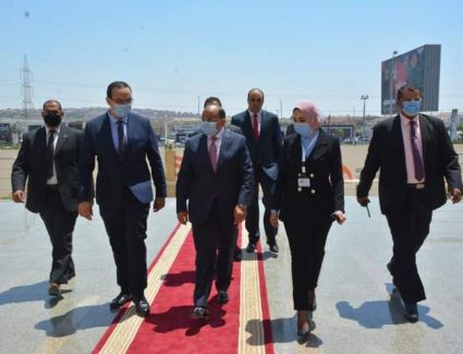 وزير التنمية المحلية يشارك في المقابلات الشخصية للمتقدمين للبرنامج الرئاسي لتأهيل التنفيذيين  