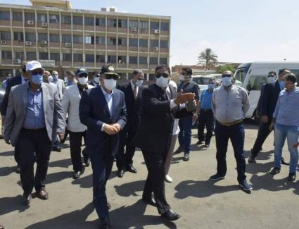 خلال جولته التفقدية بمواقع الهيئة بمحافظة السويس الفريق أسامة ربيع يتابع معدلات العمل بترسانة بورتوفيق البحرية وشركة ترسانة السويس