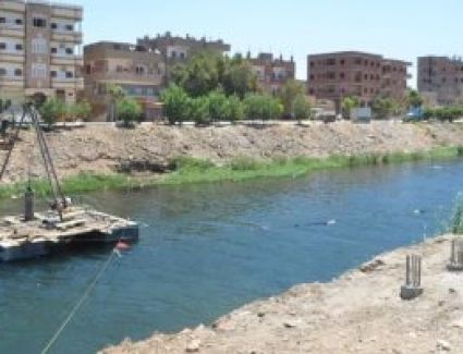 انطلاق العمل فى إنشاءات كوبرى موقف الأقاليم للتخفيف عن أهالى إسنا. صور