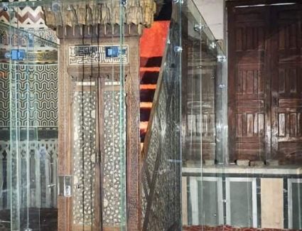 تركيب أول حاجز حماية شفاف حول منبر مسجد السلطان أبو العلا الأثرى