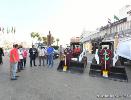 محافظ الدقهلية يعطى إشارة البدء لتدشين عمل اول شركة للنظافة لكنس الشوارع والميادين بالدقهلية 