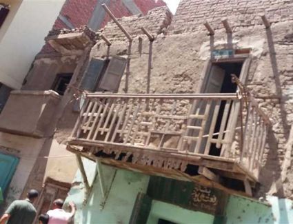 إخلاء إدارى لعقار من طابقين آيل للسقوط بميت غمر: «قطع المرافق عنه