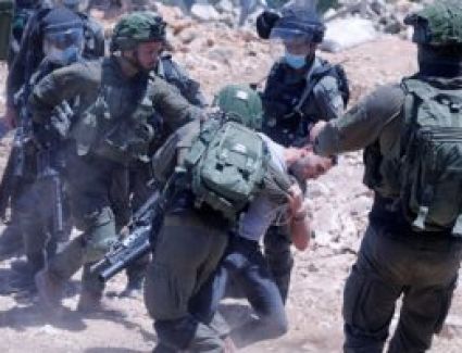 قوات الاحتلال الإسرائيلي تعتقل فلسطينيين من طولكرم