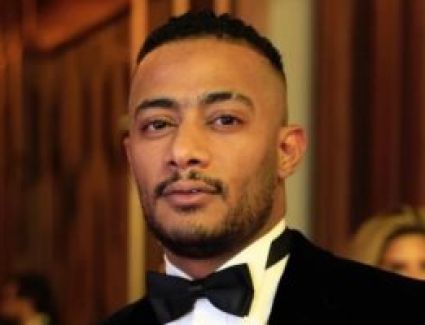 هاتف من الذهب محفور عليه اسمه هدية محمد رمضان فى الإمارات