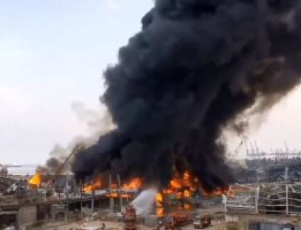 الجيش اللبنانى يستعين بطائرات هليكوبتر عسكرية للسيطرة على حريق مرفأ بيروت